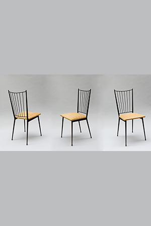 Colette GUÉDEN - Suite de dix chaises, structure en métal laqué noir à dossier ajouré, garniture en vinyle beige à impression paillé.
